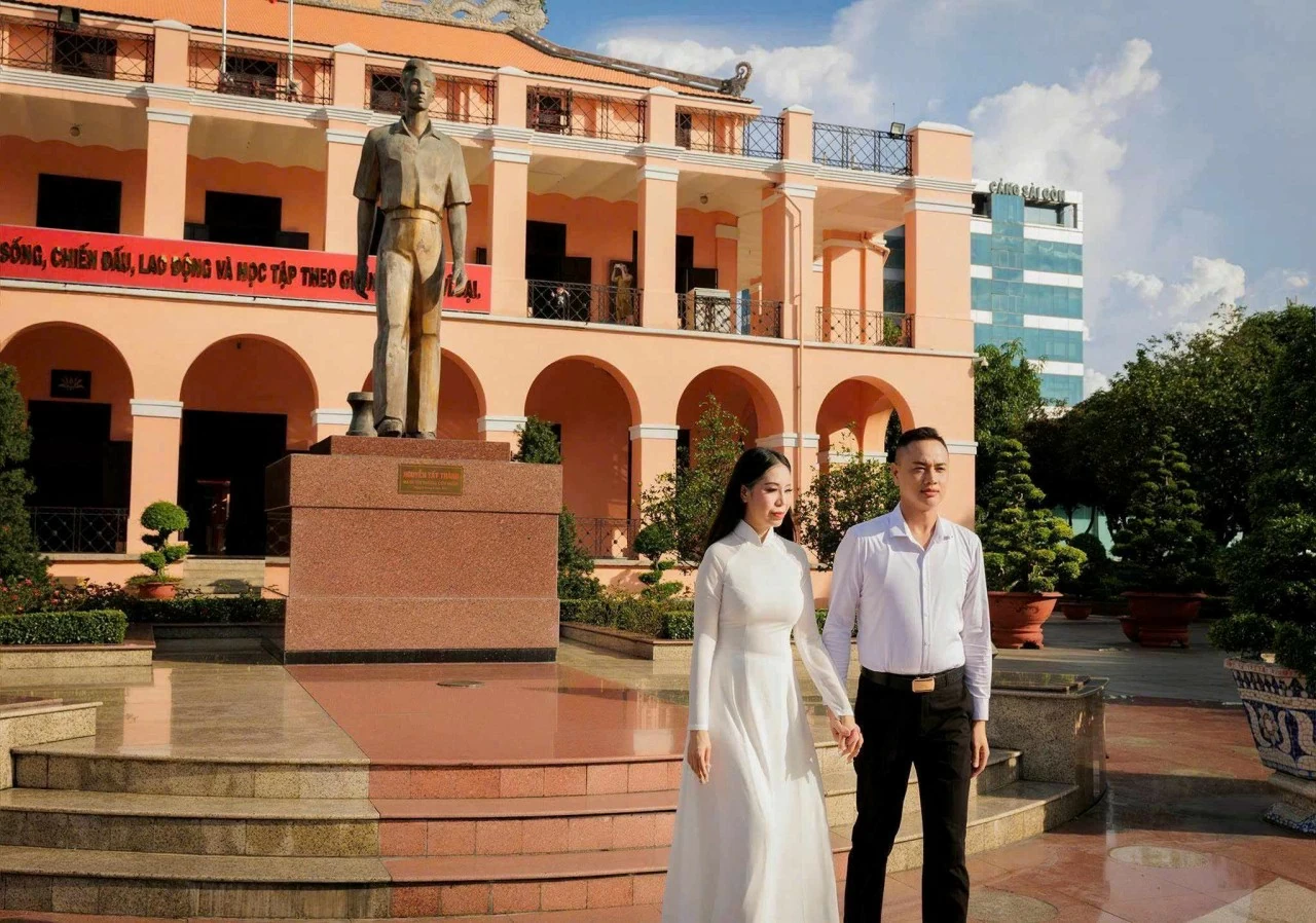 Hoa hậu sắc đẹp hoàn vũ Thanh Hằng thăm bến Nhà Rồng nhân dịp 2/9 Hoa hậu sắc đẹp hoàn vũ Thanh Hằng thăm bến Nhà Rồng nhân dịp 2/9