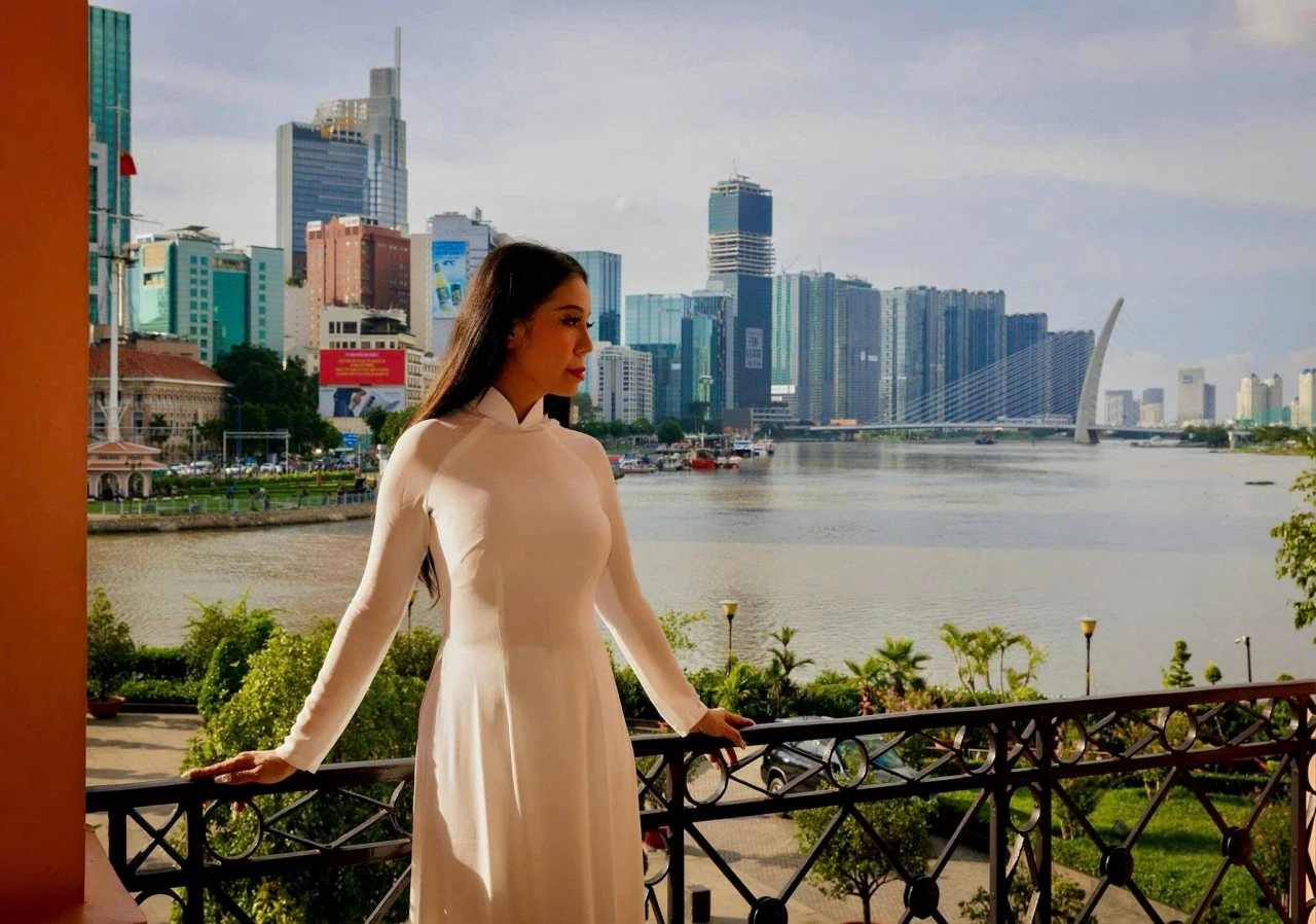 Hoa hậu sắc đẹp hoàn vũ Thanh Hằng thăm bến Nhà Rồng nhân dịp 2/9 Hoa hậu sắc đẹp hoàn vũ Thanh Hằng thăm bến Nhà Rồng nhân dịp 2/9