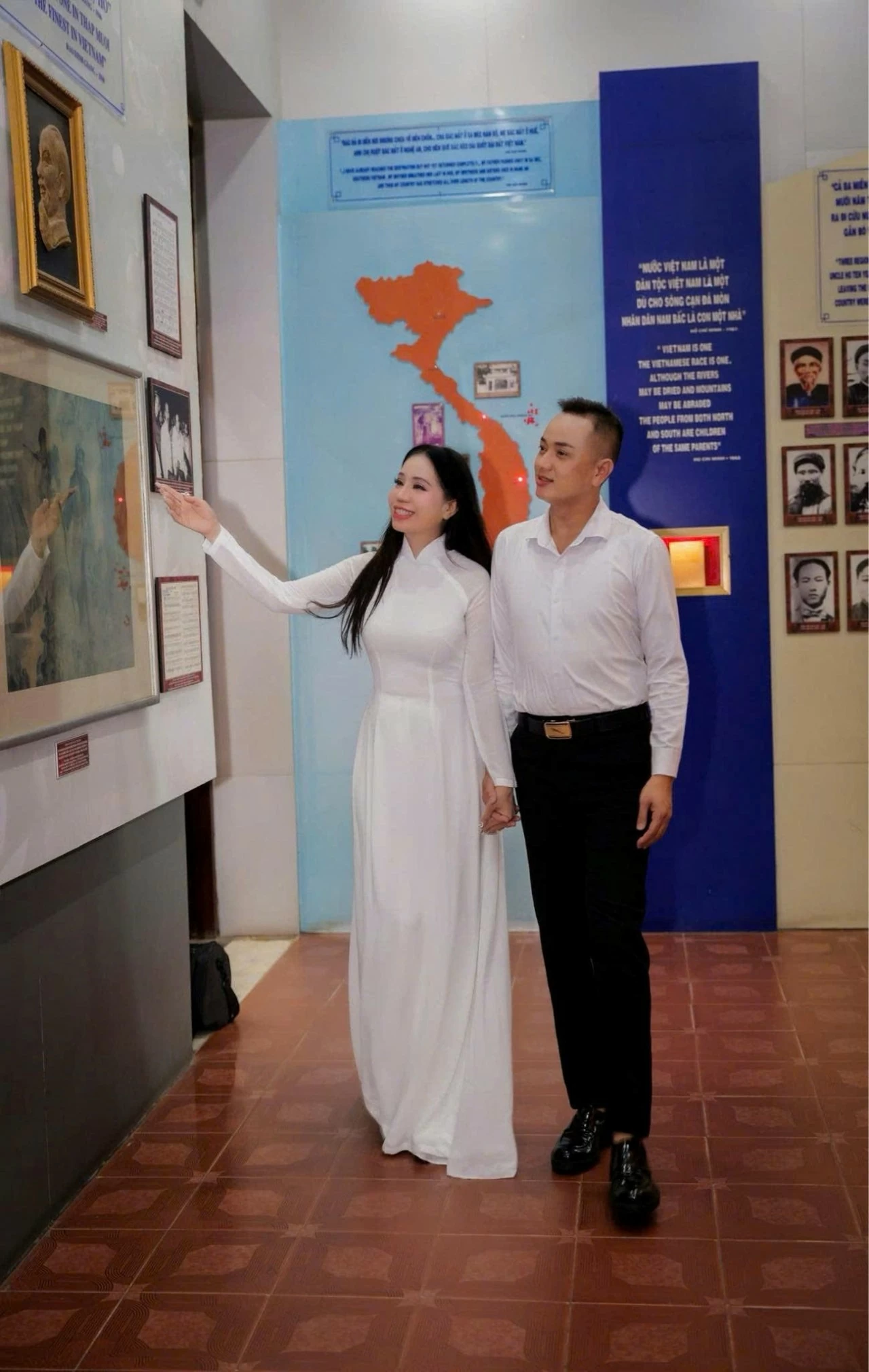 Hoa hậu sắc đẹp hoàn vũ Thanh Hằng thăm bến Nhà Rồng nhân dịp 2/9 Hoa hậu sắc đẹp hoàn vũ Thanh Hằng thăm bến Nhà Rồng nhân dịp 2/9
