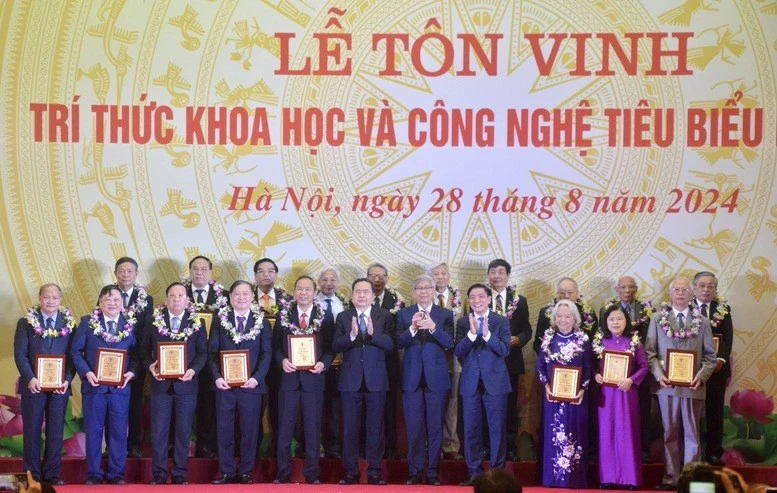 Thắng lợi của cách mạng Việt Nam không thể thiếu đóng góp của trí thức Thắng lợi của cách mạng Việt Nam không thể thiếu đóng góp của trí thức