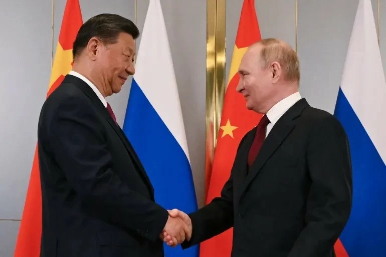 Tổng thống Nga Vladimir Putin và Chủ tịch Trung Quốc Tập Cận Bình trong cuộc gặp bên lề Hội nghị thượng đỉnh Tổ chức Hợp tác Thượng Hải tại Astana, Kazakhstan, ngày 3/7/2024. (Nguồn: Sputnik/AP) Tổng thống Nga Vladimir Putin và Chủ tịch Trung Quốc Tập Cận Bình trong cuộc gặp bên lề Hội nghị thượng đỉnh Tổ chức Hợp tác Thượng Hải tại Astana, Kazakhstan, ngày 3/7/2024. (Nguồn: Sputnik/AP)