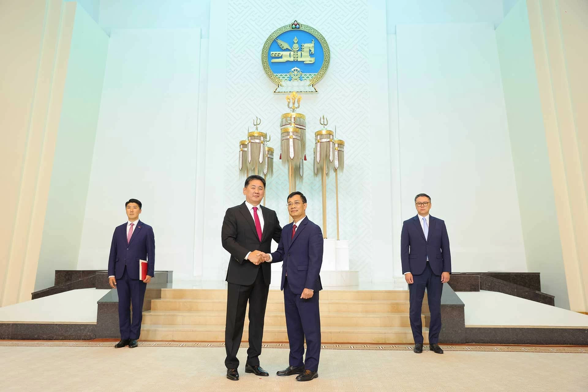 Đại sứ Nguyễn Tuấn Thanh trình Thư ủy nhiệm lên Tổng thống Mông Cổ Ukhnaagiin Khurelsukh Đại sứ Nguyễn Tuấn Thanh trình Thư ủy nhiệm lên Tổng thống Mông Cổ Ukhnaagiin Khurelsukh