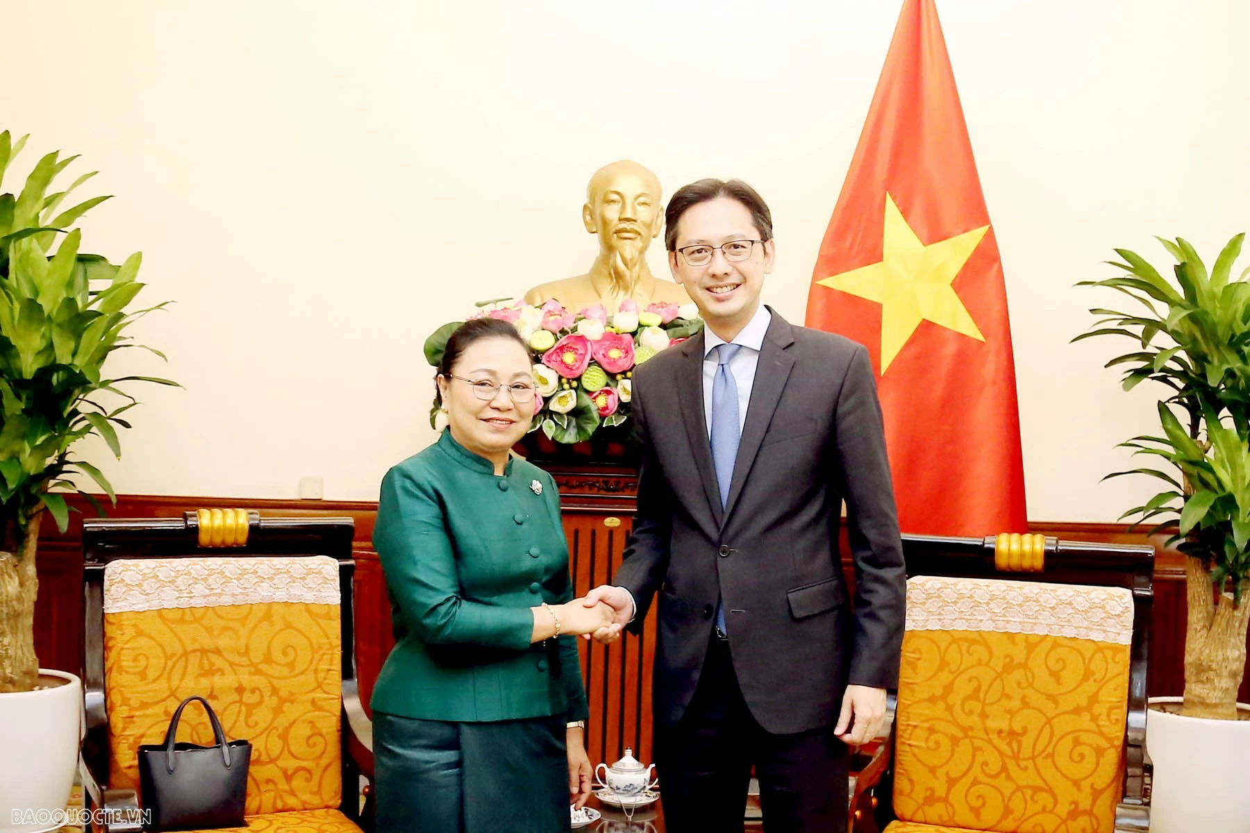 Đại sứ Lào Khamphao Ernthavanh chúc mừng 79 năm Quốc khánh Việt Nam Đại sứ Lào Khamphao Ernthavanh chúc mừng 79 năm Quốc khánh Việt Nam