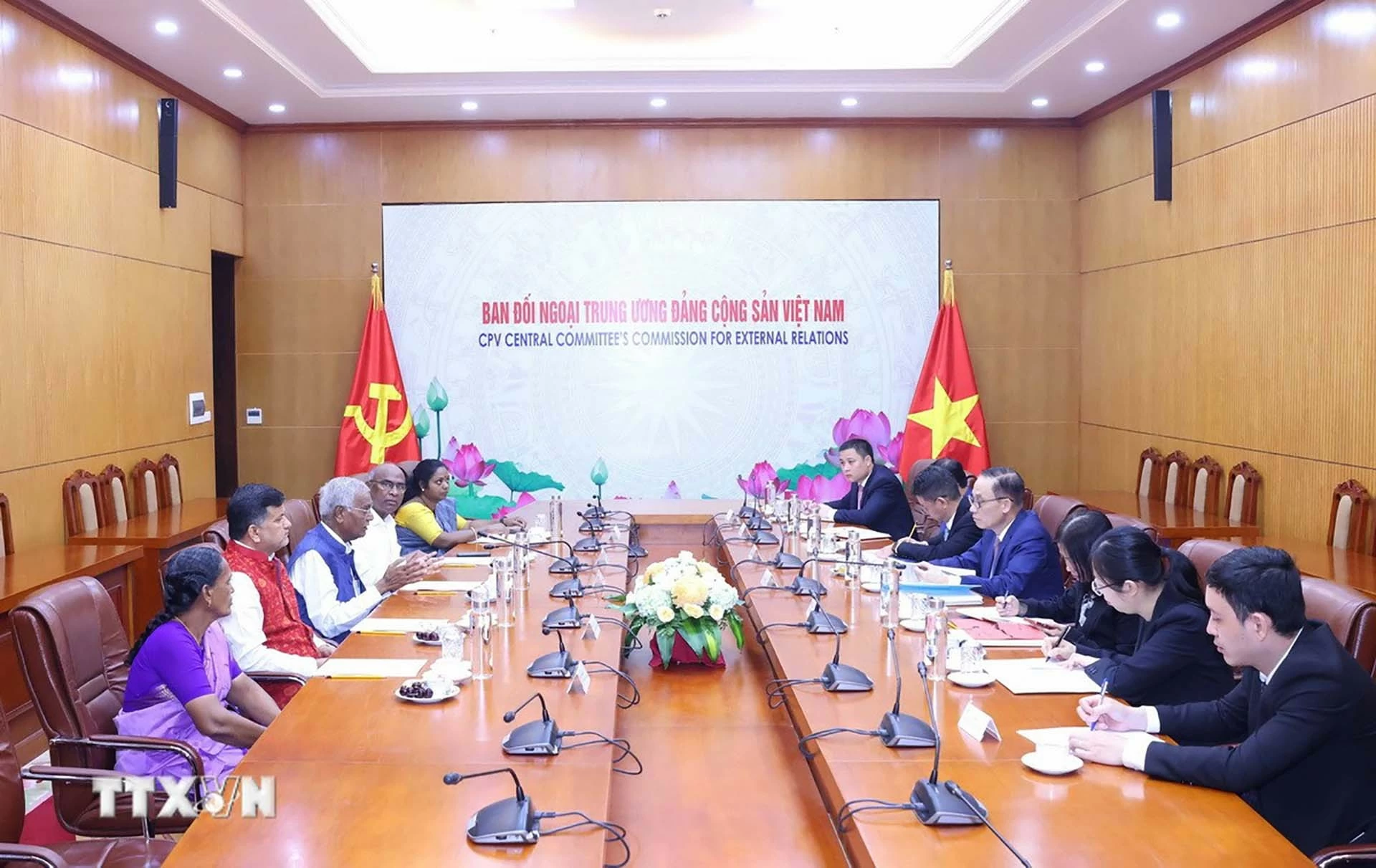 Trưởng ban Đối ngoại Trung ương Lê Hoài Trung hội đàm với Tổng Bí thư Đảng Cộng sản Ấn Độ Doraisamy Raja. (Nguồn: TTXVN) Trưởng ban Đối ngoại Trung ương Lê Hoài Trung hội đàm với Tổng Bí thư Đảng Cộng sản Ấn Độ Doraisamy Raja. (Nguồn: TTXVN)