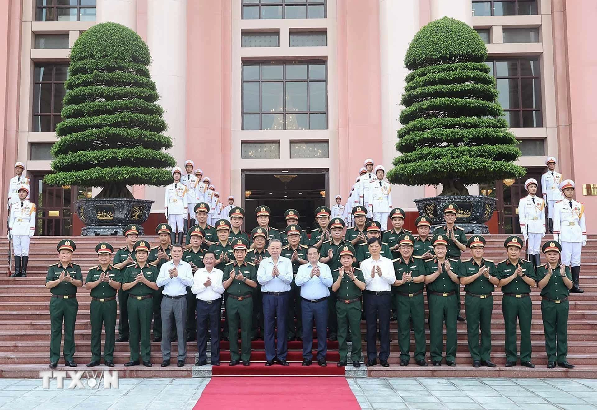 Quân đội phải được quan tâm xây dựng vững mạnh về mọi mặt Quân đội phải được quan tâm xây dựng vững mạnh về mọi mặt