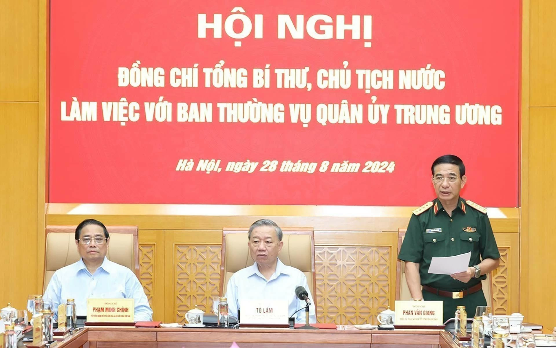 Quân đội phải được quan tâm xây dựng vững mạnh về mọi mặt Quân đội phải được quan tâm xây dựng vững mạnh về mọi mặt