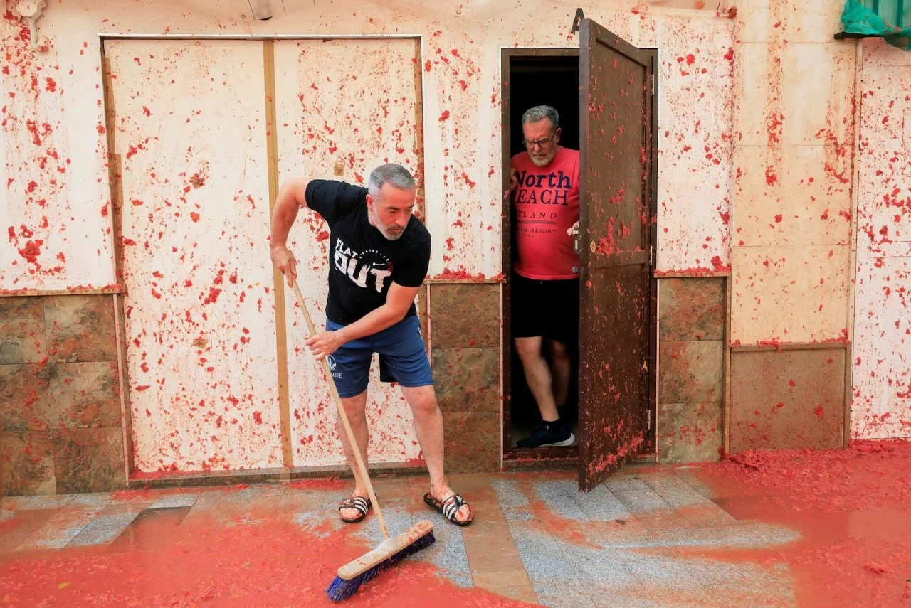 Người tham dự lễ hội La Tomatina ném cà chua ‘nhuộm đỏ’ thị trấn miền Đông Tây Ban Nha Người tham dự lễ hội La Tomatina ném cà chua ‘nhuộm đỏ’ thị trấn miền Đông Tây Ban Nha
