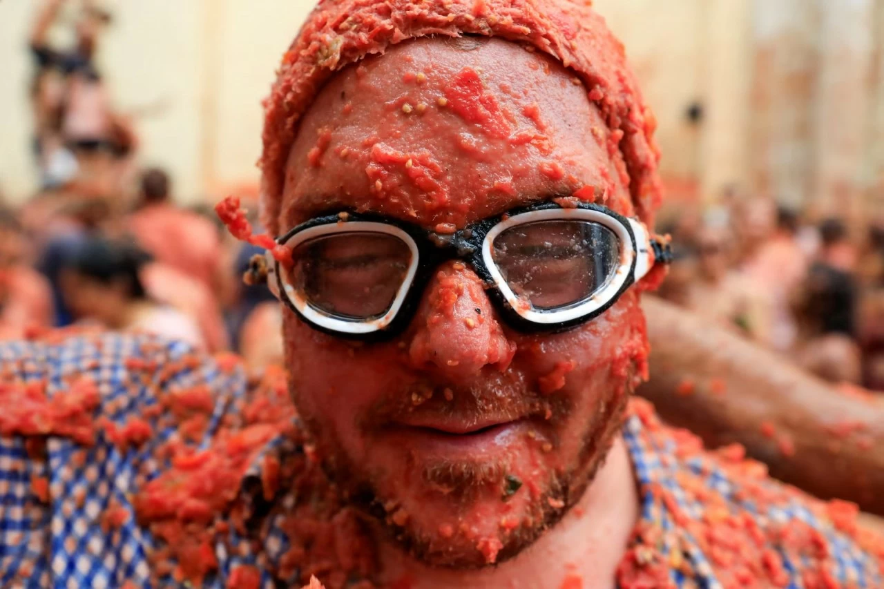 Người tham dự lễ hội La Tomatina ném cà chua ‘nhuộm đỏ’ thị trấn miền Đông Tây Ban Nha Người tham dự lễ hội La Tomatina ném cà chua ‘nhuộm đỏ’ thị trấn miền Đông Tây Ban Nha