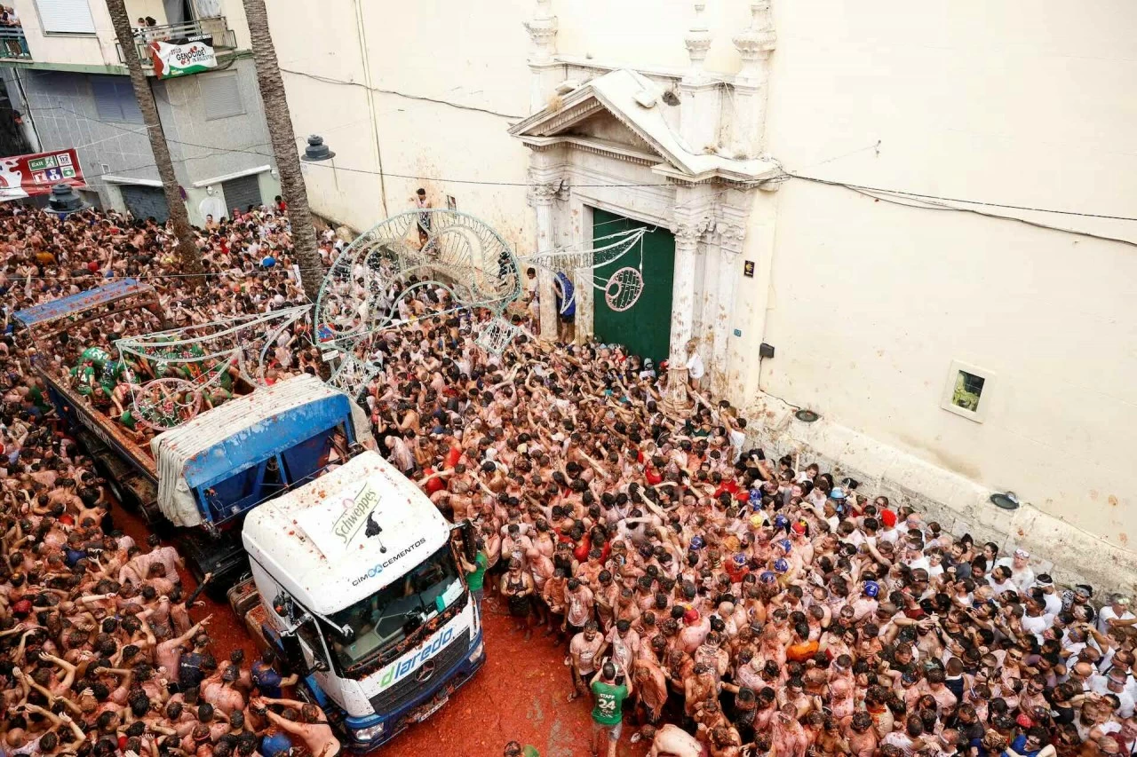 Người tham dự lễ hội La Tomatina ném cà chua ‘nhuộm đỏ’ thị trấn miền Đông Tây Ban Nha Người tham dự lễ hội La Tomatina ném cà chua ‘nhuộm đỏ’ thị trấn miền Đông Tây Ban Nha