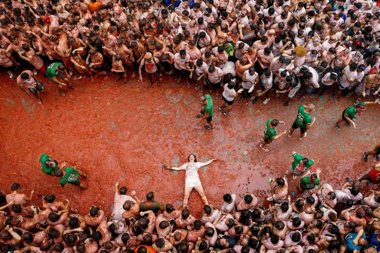 Người tham dự lễ hội La Tomatina ném cà chua ‘nhuộm đỏ’ thị trấn miền Đông Tây Ban Nha Người tham dự lễ hội La Tomatina ném cà chua ‘nhuộm đỏ’ thị trấn miền Đông Tây Ban Nha