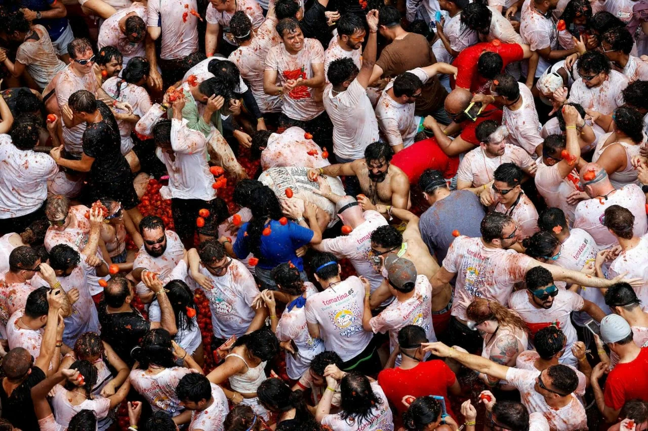 Người tham dự lễ hội La Tomatina ném cà chua ‘nhuộm đỏ’ thị trấn miền Đông Tây Ban Nha Người tham dự lễ hội La Tomatina ném cà chua ‘nhuộm đỏ’ thị trấn miền Đông Tây Ban Nha