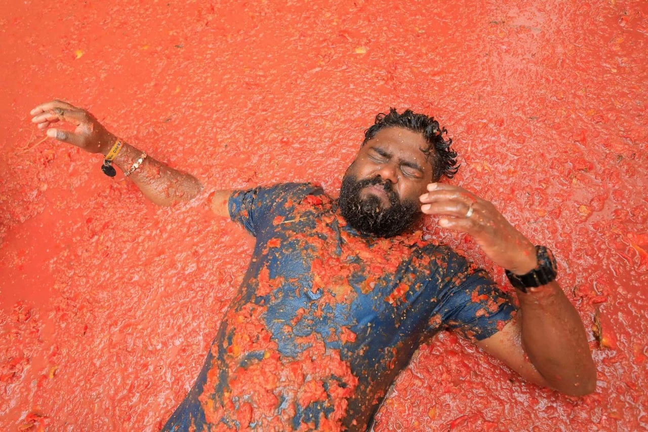 Người tham dự lễ hội La Tomatina ném cà chua ‘nhuộm đỏ’ thị trấn miền Đông Tây Ban Nha Người tham dự lễ hội La Tomatina ném cà chua ‘nhuộm đỏ’ thị trấn miền Đông Tây Ban Nha