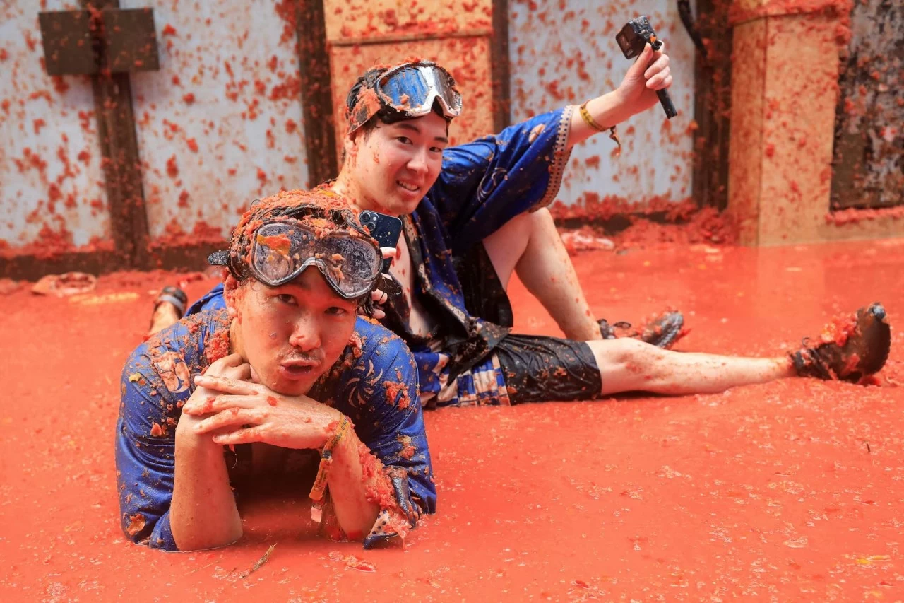 Người tham dự lễ hội La Tomatina ném cà chua ‘nhuộm đỏ’ thị trấn miền Đông Tây Ban Nha Người tham dự lễ hội La Tomatina ném cà chua ‘nhuộm đỏ’ thị trấn miền Đông Tây Ban Nha