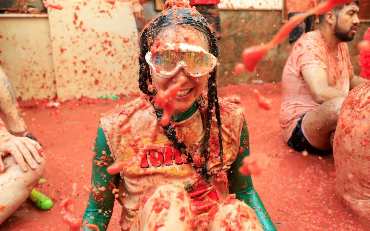 Người tham dự lễ hội La Tomatina ném cà chua ‘nhuộm đỏ’ thị trấn miền Đông Tây Ban Nha Người tham dự lễ hội La Tomatina ném cà chua ‘nhuộm đỏ’ thị trấn miền Đông Tây Ban Nha