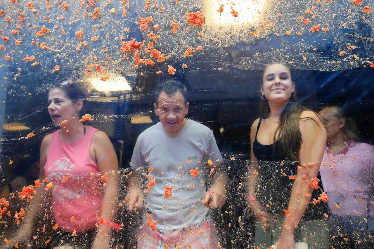 Người tham dự lễ hội La Tomatina ném cà chua ‘nhuộm đỏ’ thị trấn miền Đông Tây Ban Nha Người tham dự lễ hội La Tomatina ném cà chua ‘nhuộm đỏ’ thị trấn miền Đông Tây Ban Nha