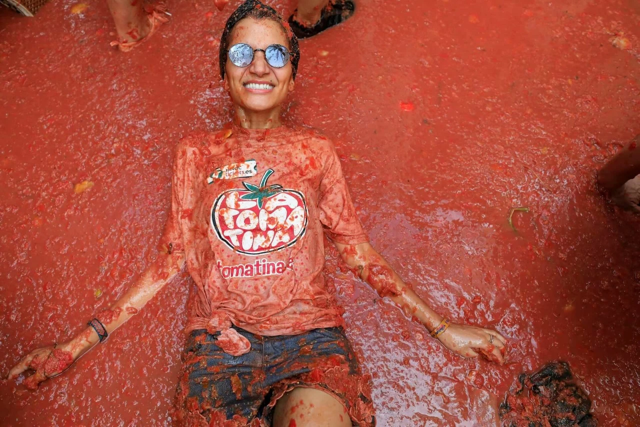 Người tham dự lễ hội La Tomatina ném cà chua ‘nhuộm đỏ’ thị trấn miền Đông Tây Ban Nha Người tham dự lễ hội La Tomatina ném cà chua ‘nhuộm đỏ’ thị trấn miền Đông Tây Ban Nha