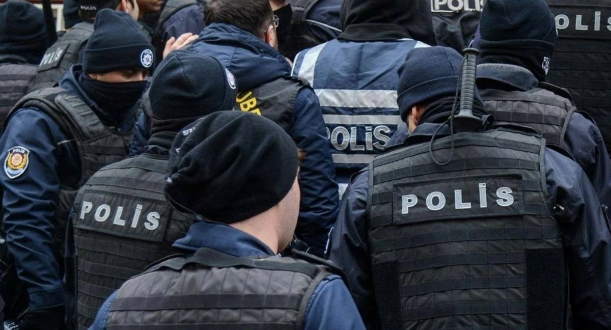 Cảnh sát Thổ Nhĩ Kỳ bắt giữ nhiều người nghi ngờ liên quan đến phong trào Fethullah Gülen Cảnh sát Thổ Nhĩ Kỳ bắt giữ nhiều người nghi ngờ liên quan đến phong trào Fethullah Gülen