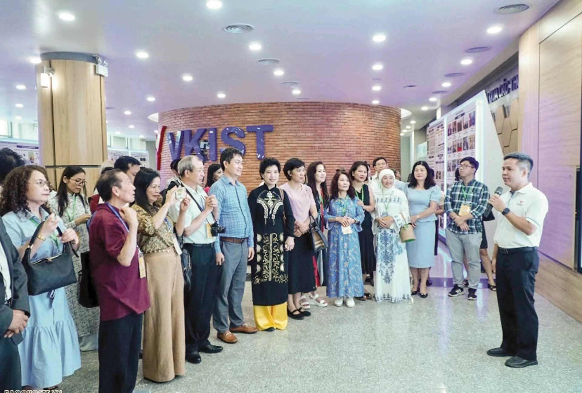 Kiều bào về thăm đất nước nhân Hội nghị NVNONN toàn thế giới lần thứ tư. (Ảnh: Tuấn Việt) Kiều bào về thăm đất nước nhân Hội nghị NVNONN toàn thế giới lần thứ tư. (Ảnh: Tuấn Việt)