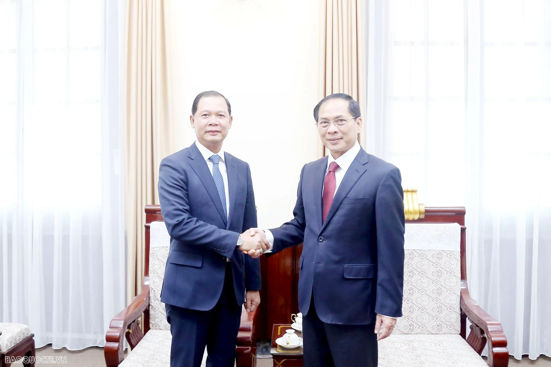 Phó Thủ tướng, Bộ trưởng Ngoại giao Bùi Thanh Sơn tiếp Thứ trưởng Bộ Ngoại giao Lào Phoxay Khaykhamphithoune đến dấu nhân dịp dẫn đầu đoàn Bộ Ngoại giao Lào sang thăm và đồng chủ trì cuộc họp Tham khảo chính trị giữa Bộ Ngoại giao Việt Nam – Lào lần thứ 9. Phó Thủ tướng, Bộ trưởng Ngoại giao Bùi Thanh Sơn tiếp Thứ trưởng Bộ Ngoại giao Lào Phoxay Khaykhamphithoune đến dấu nhân dịp dẫn đầu đoàn Bộ Ngoại giao Lào sang thăm và đồng chủ trì cuộc họp Tham khảo chính trị giữa Bộ Ngoại giao Việt Nam – Lào lần thứ 9.