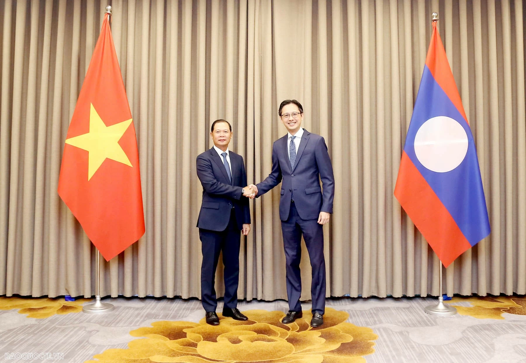 Thứ trưởng Ngoại giao Việt Nam Đỗ Hùng Việt và Thứ trưởng Bộ Ngoại giao Lào Lào Phoxay Khaykhamphithoune đã đồng chủ trì cuộc khảo sát Tham khảo chính trị cấp Thứ trưởng ngoại giao Việt Nam -Lào lần thứ 9. Thứ trưởng Ngoại giao Việt Nam Đỗ Hùng Việt và Thứ trưởng Bộ Ngoại giao Lào Lào Phoxay Khaykhamphithoune đã đồng chủ trì cuộc khảo sát Tham khảo chính trị cấp Thứ trưởng ngoại giao Việt Nam -Lào lần thứ 9.