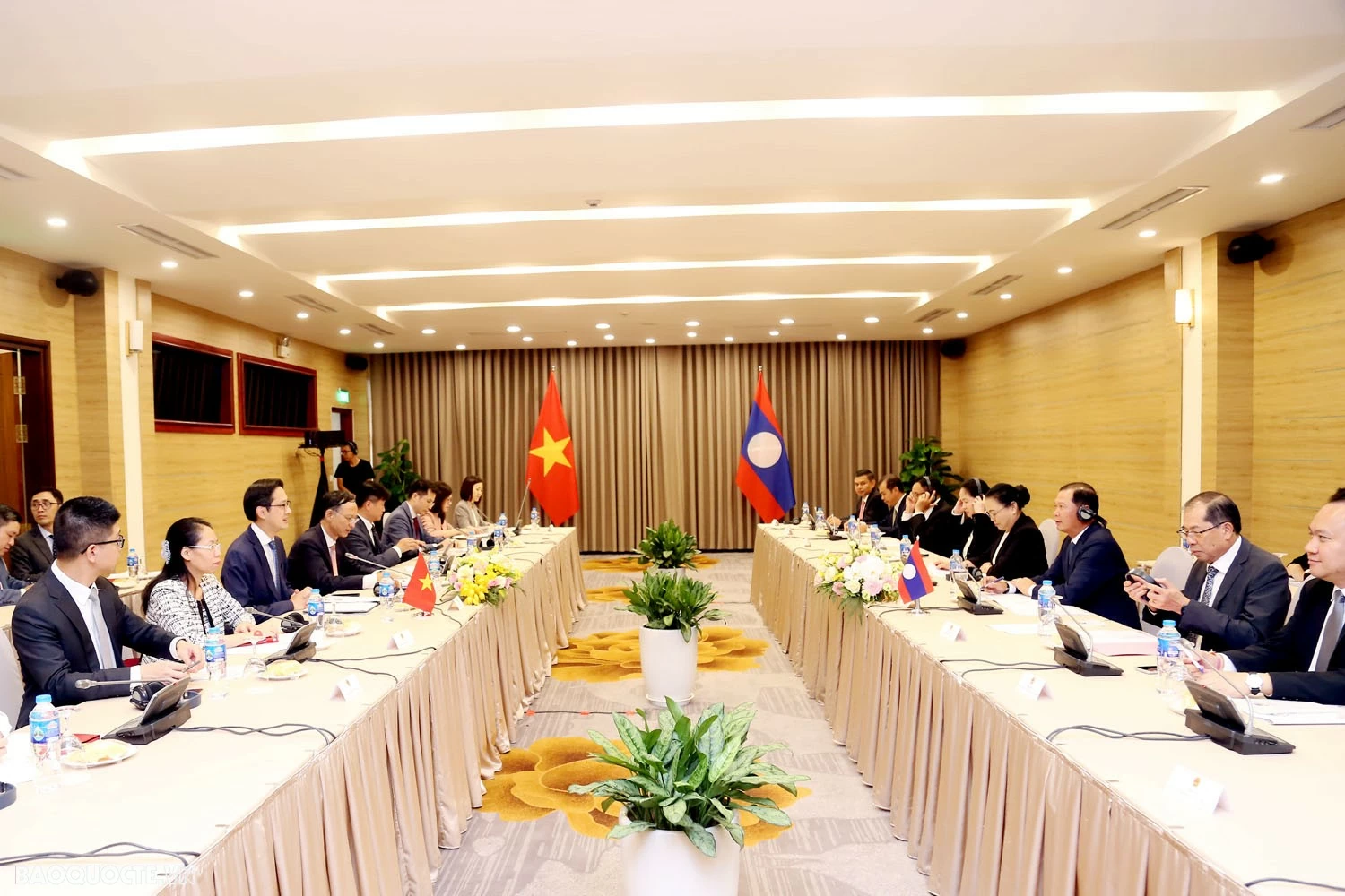 Tại cuộc họp, hai bên đã đánh giá tổng thể quan hệ Việt – Lào; bày tỏ phấn khởi trước sự phát triển mạnh mẽ, hiệu quả trên nhiều lĩnh vực của mối quan hệ đặc biệt Việt Nam - Lào thời gian qua. Tại cuộc họp, hai bên đã đánh giá tổng thể quan hệ Việt – Lào; bày tỏ phấn khởi trước sự phát triển mạnh mẽ, hiệu quả trên nhiều lĩnh vực của mối quan hệ đặc biệt Việt Nam - Lào thời gian qua.
