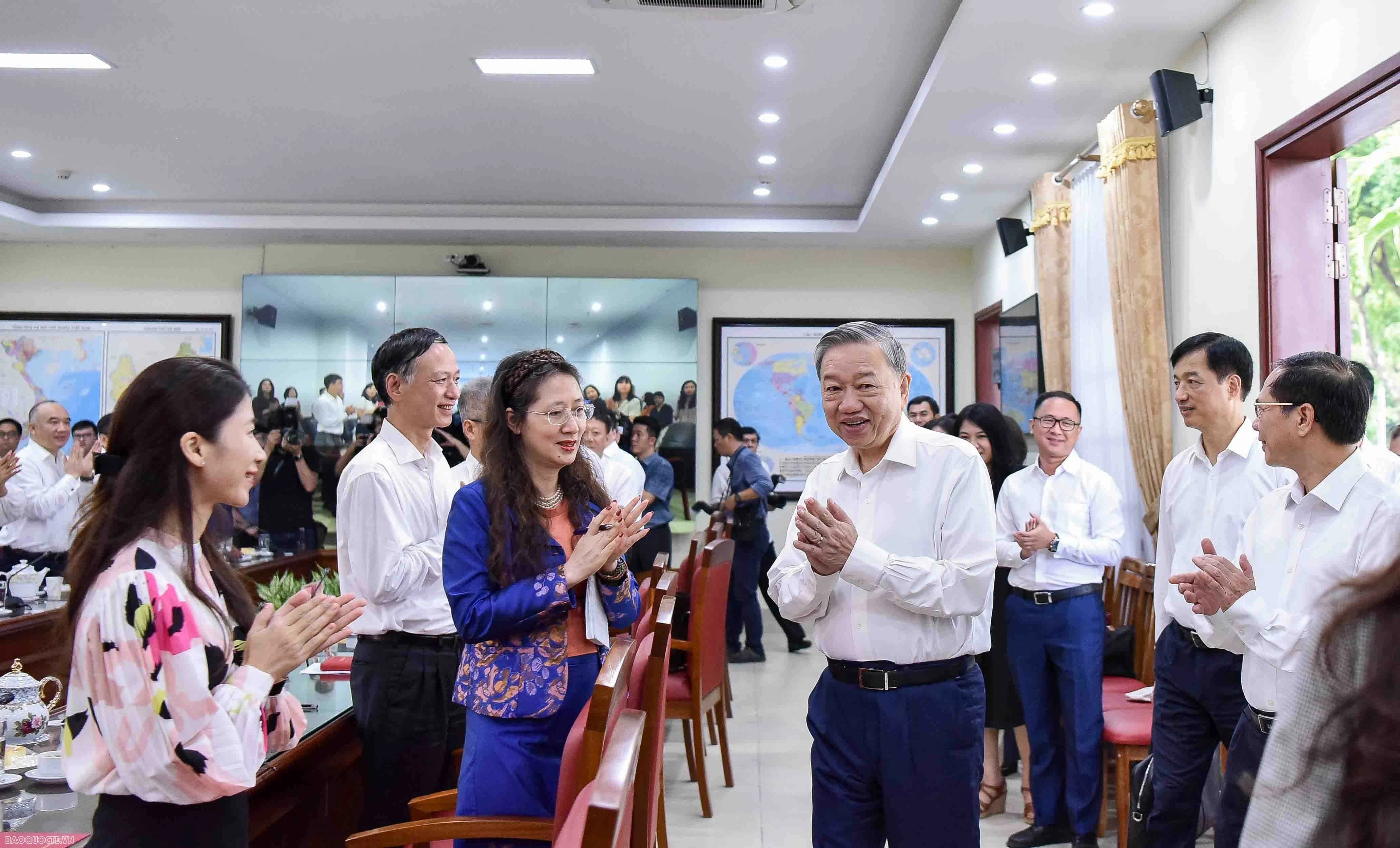 Tổng Bí thư, Chủ tịch nước: Ngoại giao Việt Nam phải vươn lên những tầm cao mới trong kỷ nguyên mới Tổng Bí thư, Chủ tịch nước: Ngoại giao Việt Nam phải vươn lên những tầm cao mới trong kỷ nguyên mới