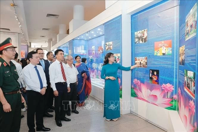 Giới thiệu những tấm gương bình dị và cao quý tới công chúng Giới thiệu những tấm gương bình dị và cao quý tới công chúng