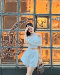 Á hậu Trịnh Thùy Linh chuộng các thiết kế đầm sang chảnh, tôn dáng