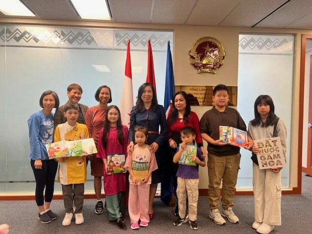 Thứ trưởng Lê Thị Thu Hằng thăm cộng đồng người Việt tại Canada Thứ trưởng Lê Thị Thu Hằng thăm cộng đồng người Việt tại Canada