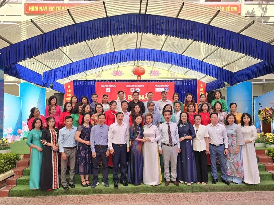 Thầy cô giáo trường THCS Nguyễn Trãi, cán bộ, đại biểu thành phố chụp ảnh cùng đoàn Tủ sách Nhân ái. (Ảnh: TSNA) Thầy cô giáo trường THCS Nguyễn Trãi, cán bộ, đại biểu thành phố chụp ảnh cùng đoàn Tủ sách Nhân ái. (Ảnh: TSNA)