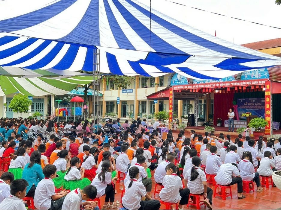 Các em học sinh ở trường tiểu học Noong Hẹt đang tham gia buổi lễ trao tặng sách. (Ảnh: TSNA) Các em học sinh ở trường tiểu học Noong Hẹt đang tham gia buổi lễ trao tặng sách. (Ảnh: TSNA)