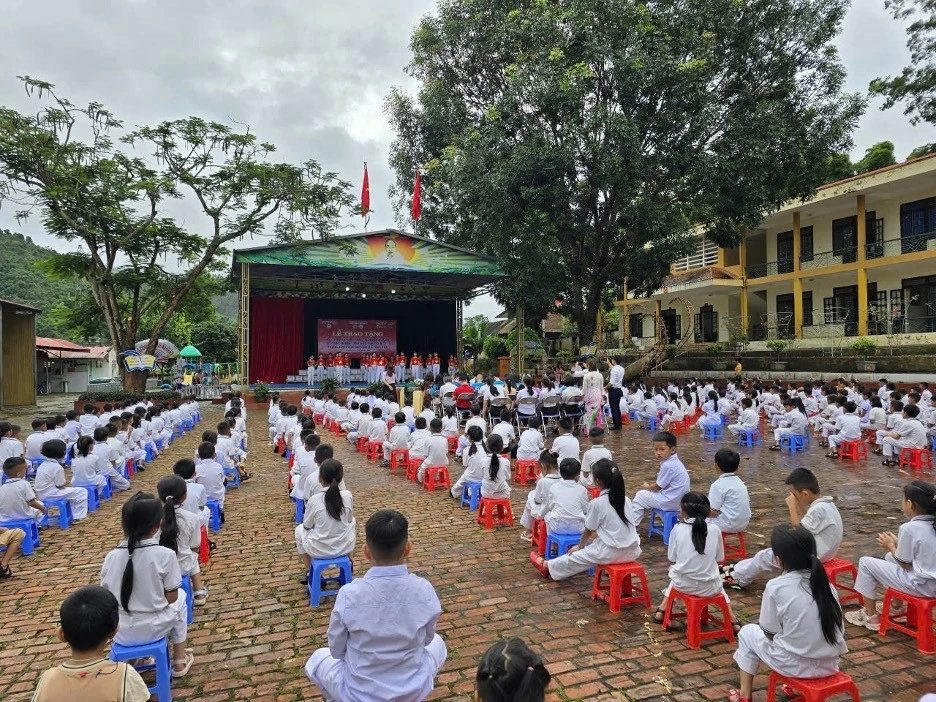 Các em nhỏ ở trường tiểu học Quài Tở chăm chú lắng nghe buổi lễ trao tặng sách. (Ảnh: TSNA) Các em nhỏ ở trường tiểu học Quài Tở chăm chú lắng nghe buổi lễ trao tặng sách. (Ảnh: TSNA)
