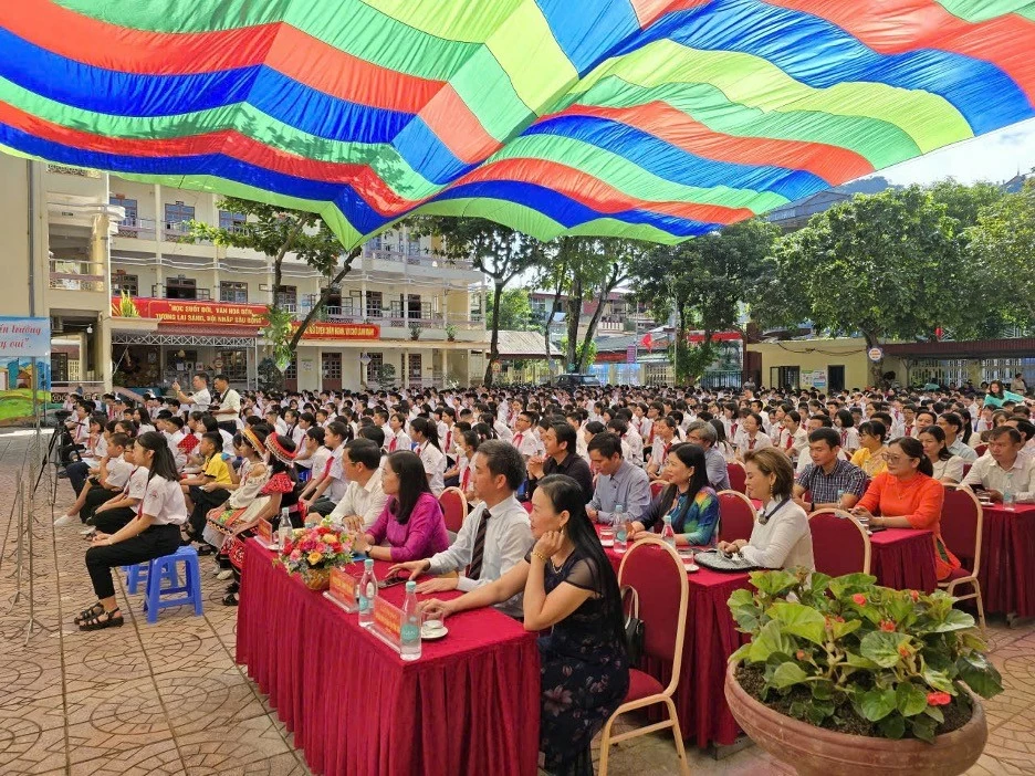 Các em học sinh và các vị đại biểu có mặt tại trường trung học Nguyễn Trãi để tham gia lễ trao tặng sách.(Ảnh: TSNA) Các em học sinh và các vị đại biểu có mặt tại trường trung học Nguyễn Trãi để tham gia lễ trao tặng sách.(Ảnh: TSNA)