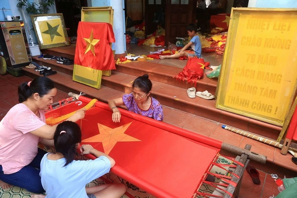 Làng may cờ Từ Vân rực rỡ sắc đỏ sao vàng trước ngày Quốc khánh 2/9 Làng may cờ Từ Vân rực rỡ sắc đỏ sao vàng trước ngày Quốc khánh 2/9