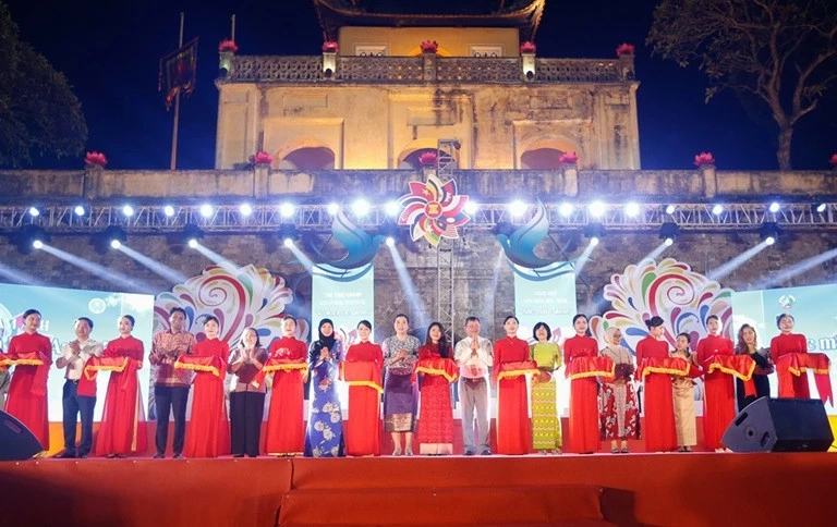 Khai mạc Triển lãm tranh “Sắc màu văn hóa ASEAN” Khai mạc Triển lãm tranh “Sắc màu văn hóa ASEAN”