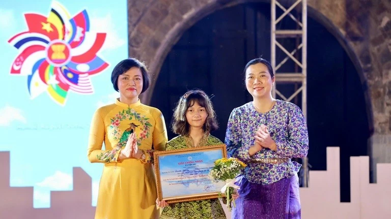 Khai mạc Triển lãm tranh “Sắc màu văn hóa ASEAN” Khai mạc Triển lãm tranh “Sắc màu văn hóa ASEAN”