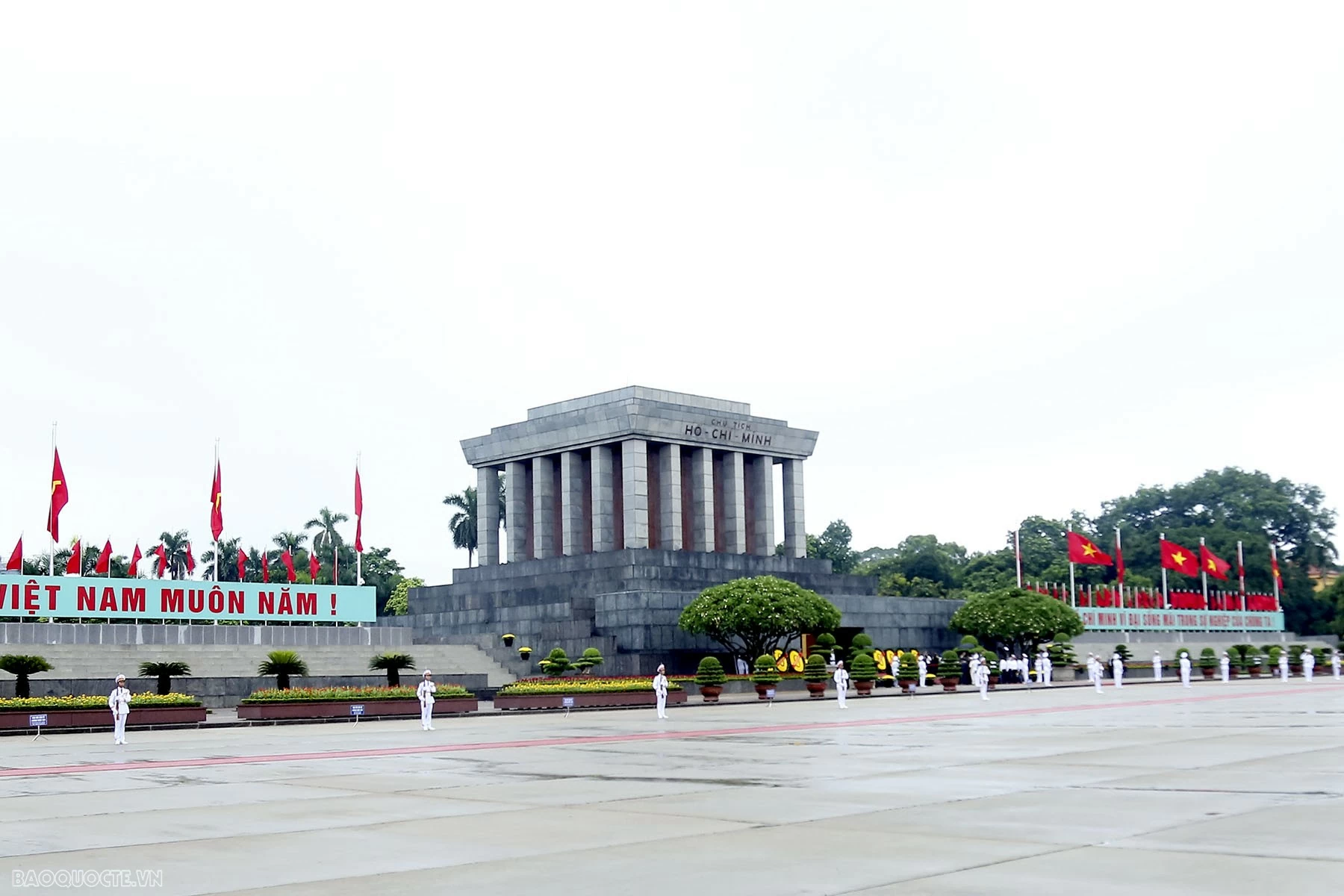 Đoàn Bộ Ngoại giao vào Lăng viếng Chủ tịch Hồ Chí Minh và dâng hương, tưởng niệm các Anh hùng liệt sĩ Đoàn Bộ Ngoại giao vào Lăng viếng Chủ tịch Hồ Chí Minh và dâng hương, tưởng niệm các Anh hùng liệt sĩ