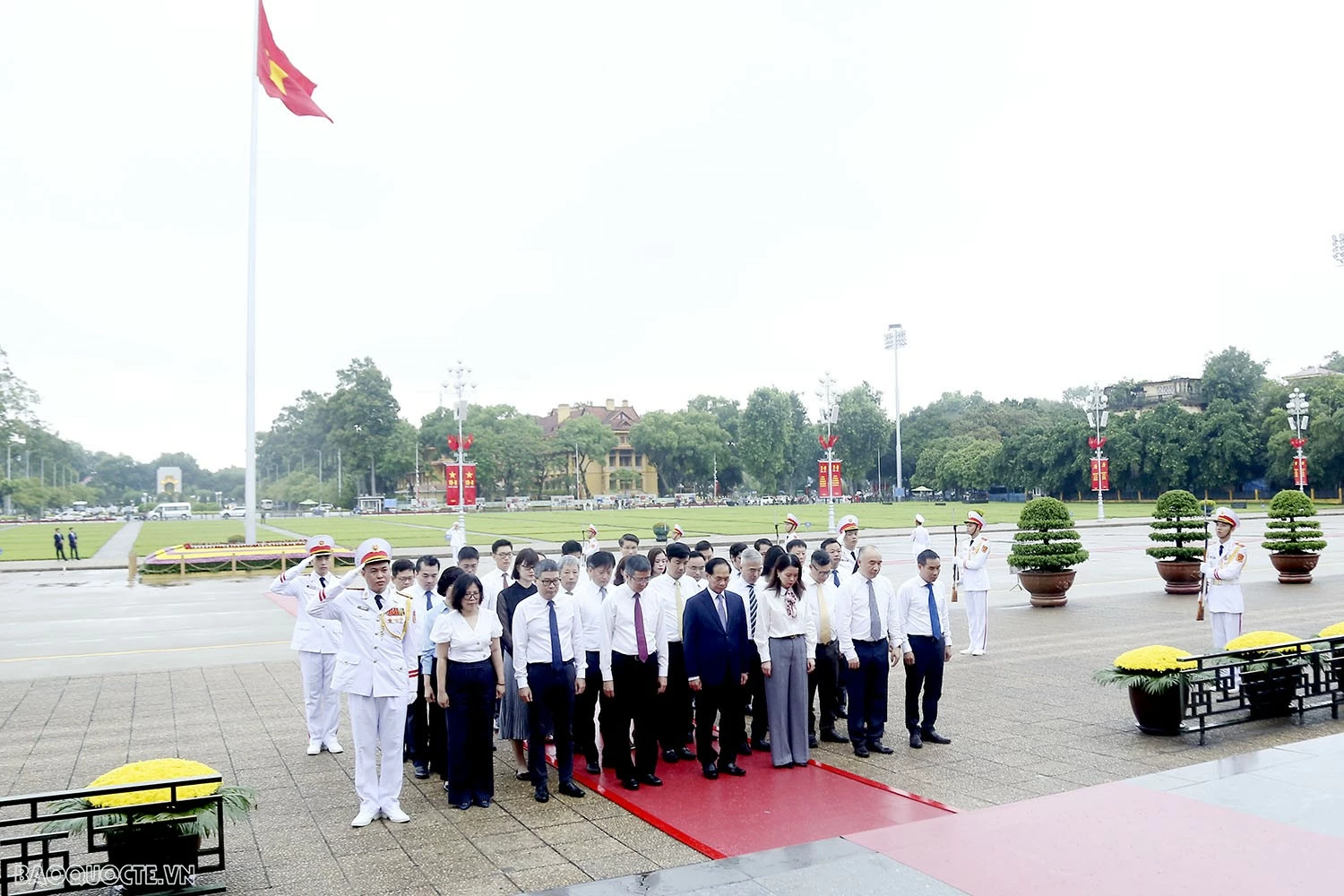 Đoàn Bộ Ngoại giao vào Lăng viếng Chủ tịch Hồ Chí Minh và dâng hương, tưởng niệm các Anh hùng liệt sĩ Đoàn Bộ Ngoại giao vào Lăng viếng Chủ tịch Hồ Chí Minh và dâng hương, tưởng niệm các Anh hùng liệt sĩ