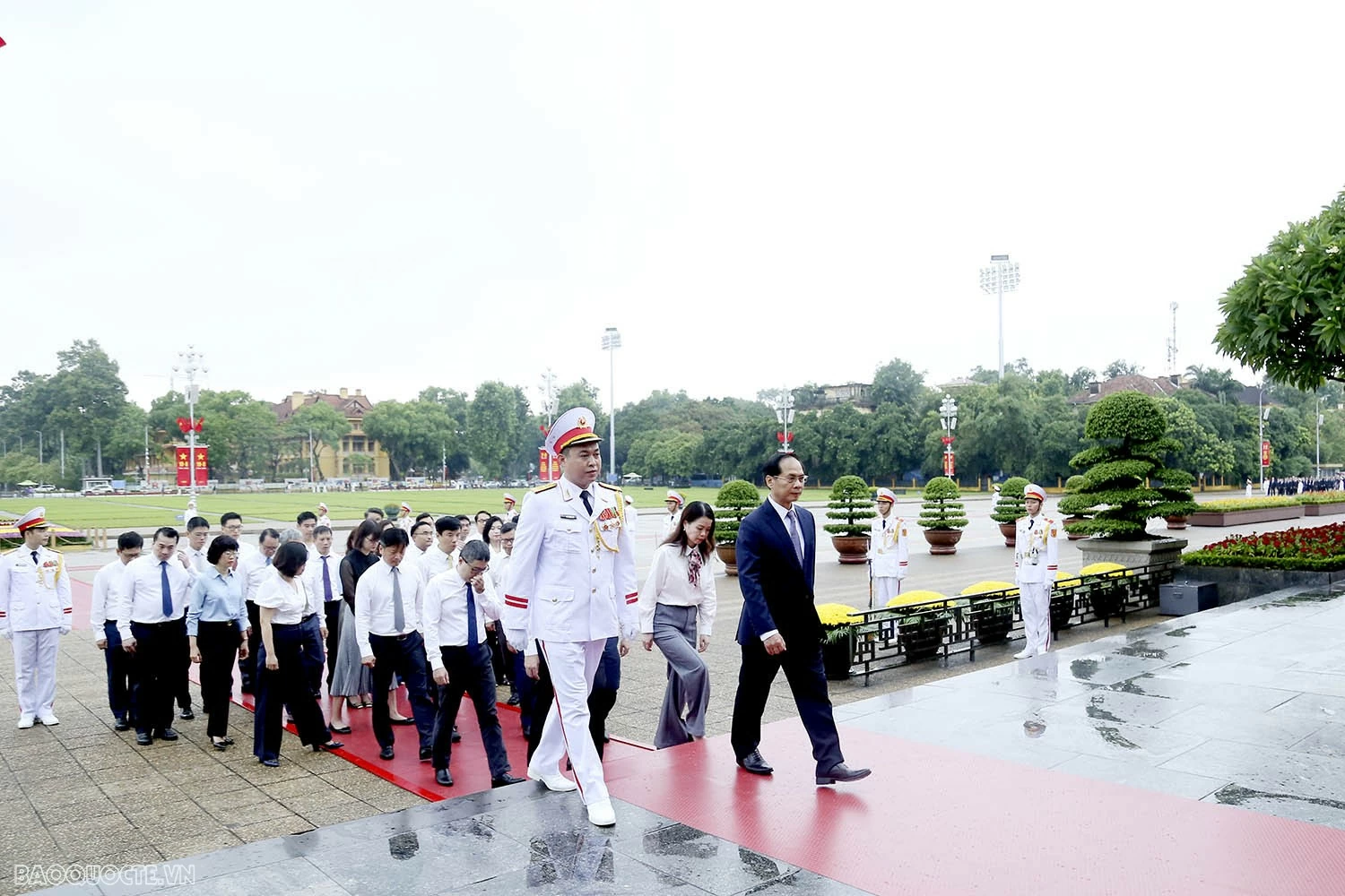 Đoàn Bộ Ngoại giao vào Lăng viếng Chủ tịch Hồ Chí Minh và dâng hương, tưởng niệm các Anh hùng liệt sĩ Đoàn Bộ Ngoại giao vào Lăng viếng Chủ tịch Hồ Chí Minh và dâng hương, tưởng niệm các Anh hùng liệt sĩ