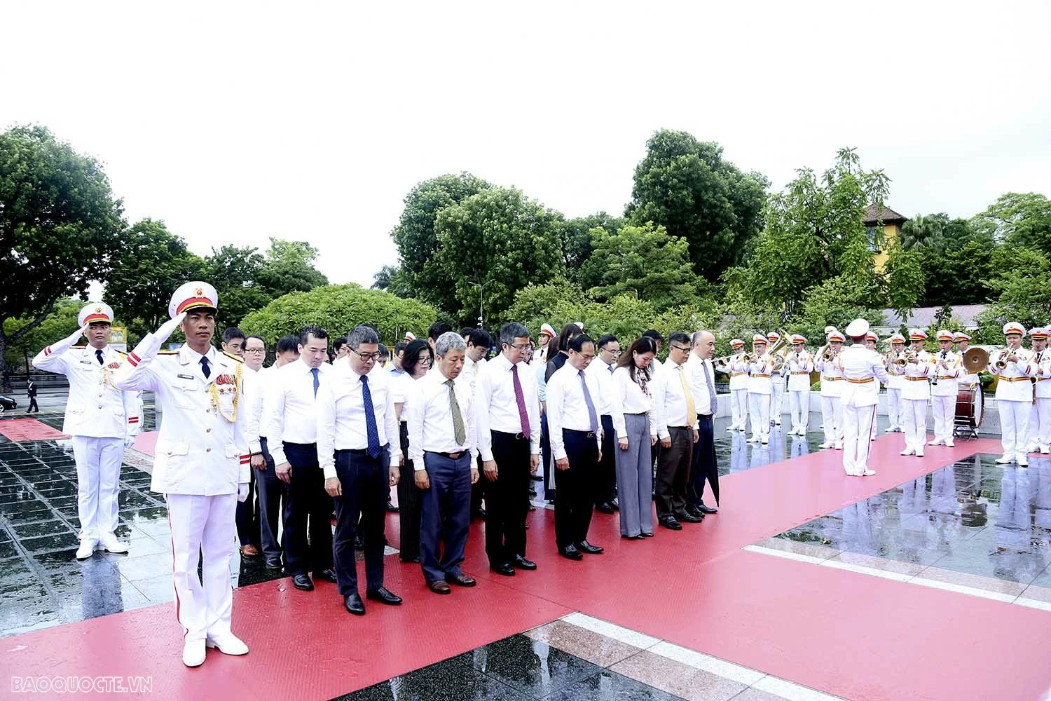 Đoàn Bộ Ngoại giao vào Lăng viếng Chủ tịch Hồ Chí Minh và dâng hương, tưởng niệm các Anh hùng liệt sĩ Đoàn Bộ Ngoại giao vào Lăng viếng Chủ tịch Hồ Chí Minh và dâng hương, tưởng niệm các Anh hùng liệt sĩ