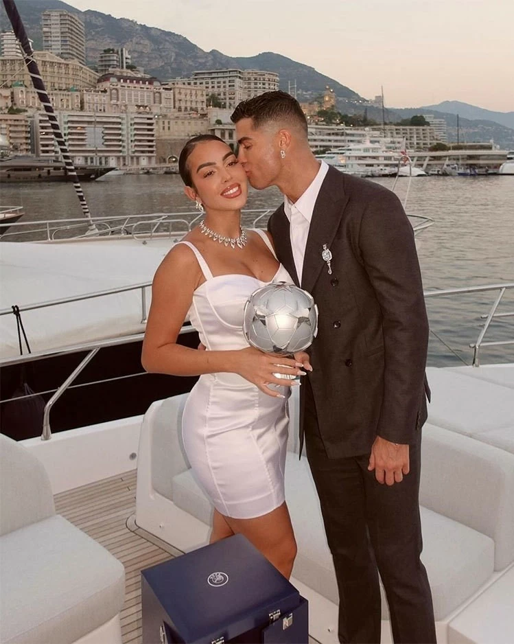 C. Ronaldo được vinh danh là Cầu thủ ghi nhiều bàn nhất lịch sử Champions League C. Ronaldo được vinh danh là Cầu thủ ghi nhiều bàn nhất lịch sử Champions League