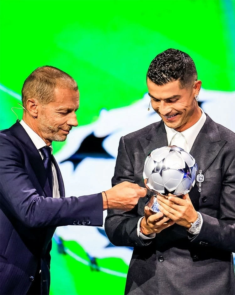 C. Ronaldo được vinh danh là Cầu thủ ghi nhiều bàn nhất lịch sử Champions League C. Ronaldo được vinh danh là Cầu thủ ghi nhiều bàn nhất lịch sử Champions League