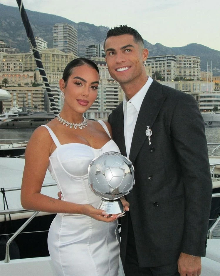 Trên trang cá nhân Georgina Rodriguez đăng tải loạt ảnh chụp với C. Ronaldo sau khi anh nhận giải. người đẹp viết chú thích: UEFA vinh danh C. Ronaldo là Cầu thủ ghi nhiều bàn thắng nhất lịch sử Champions League