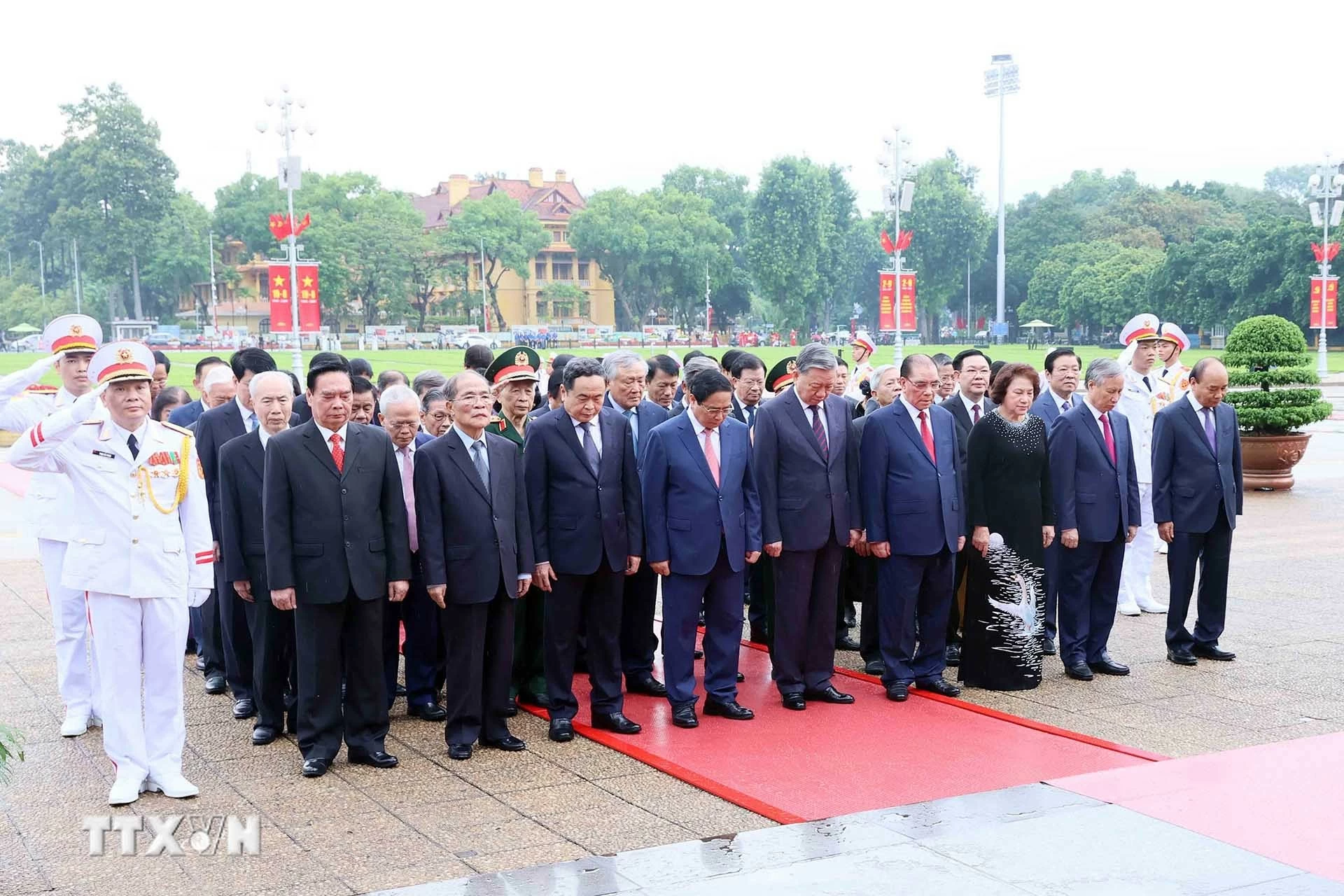Các đồng chí lãnh đạo, nguyên lãnh đạo Đảng, Nhà nước đặt vòng hoa và vào Lăng viếng Chủ tịch Hồ Chí Minh. (Nguồn: TTXVN) Các đồng chí lãnh đạo, nguyên lãnh đạo Đảng, Nhà nước đặt vòng hoa và vào Lăng viếng Chủ tịch Hồ Chí Minh. (Nguồn: TTXVN)