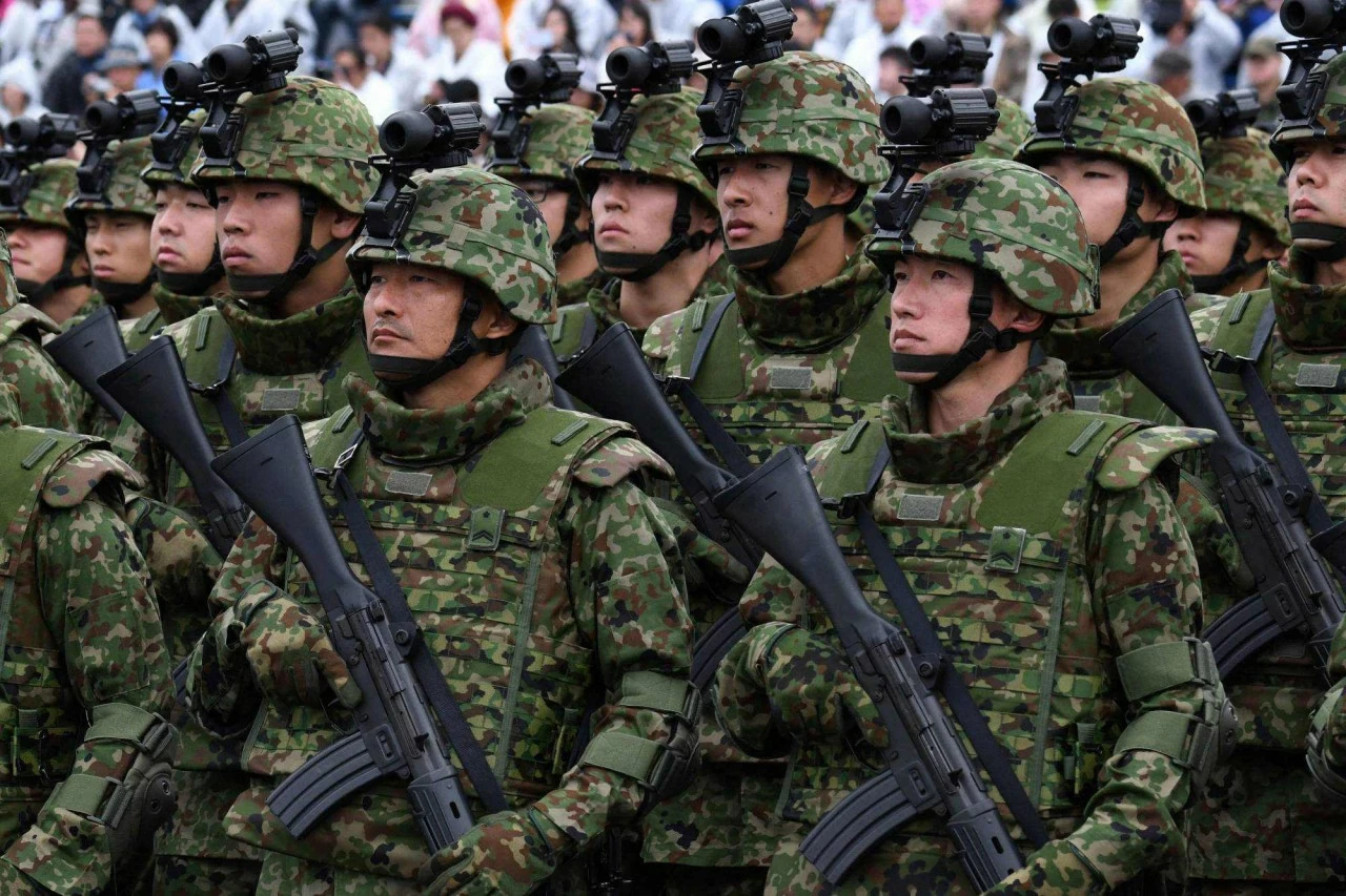 Trong năm tài chính tính đến ngày 31/3, Lực lượng Phòng vệ Nhật Bản (SDF) chỉ tuyển được chưa tới 10.000 quân, đạt một nửa chỉ tiêu. (Nguồn: Japan Times) Trong năm tài chính tính đến ngày 31/3, Lực lượng Phòng vệ Nhật Bản (SDF) chỉ tuyển được chưa tới 10.000 quân, đạt một nửa chỉ tiêu. (Nguồn: Japan Times)