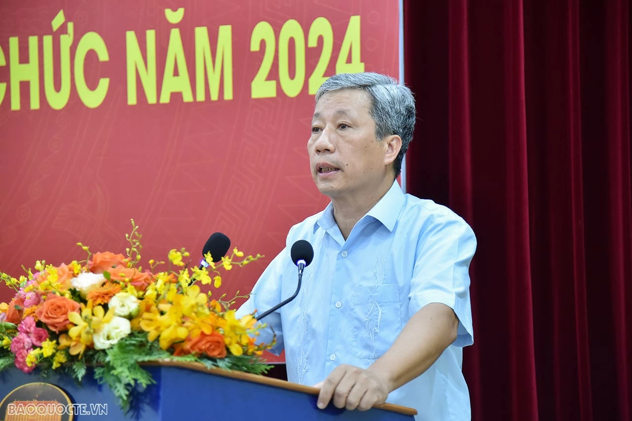 Bộ Ngoại giao trao quyết định điều động công tác cho các công chức, viên chức mới được tuyển dụng Bộ Ngoại giao trao quyết định điều động công tác cho các công chức, viên chức mới được tuyển dụng