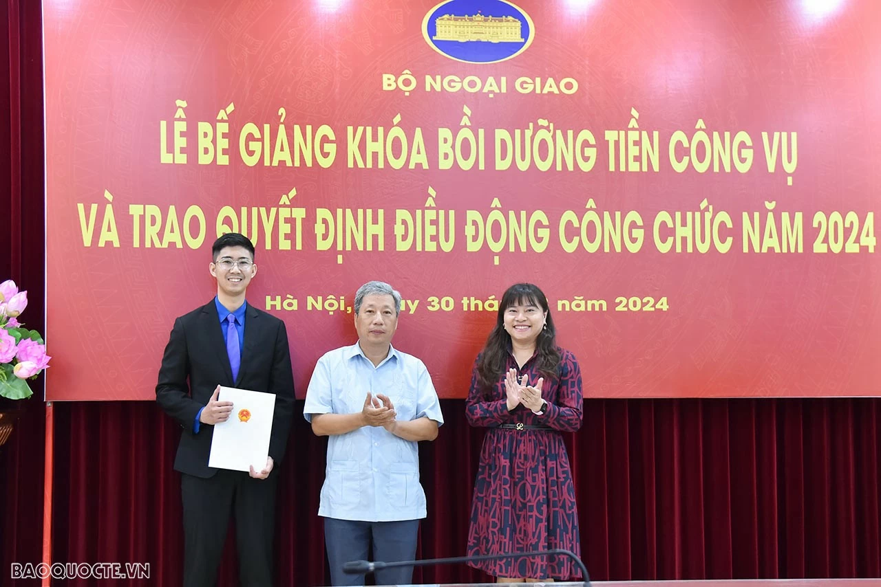 Trao quyết định điều động cán bộ về Vụ châu Mỹ. (Ảnh: Anh Sơn) Trao quyết định điều động cán bộ về Vụ châu Mỹ. (Ảnh: Anh Sơn)