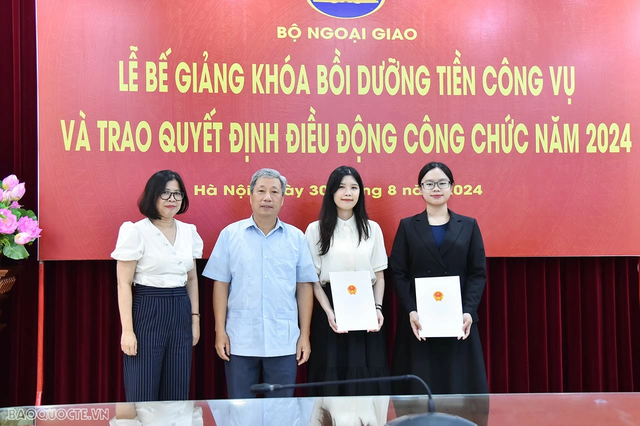 Trao quyết định điều động cán bộ về Vụ Tổng hợp kinh tế. (Ảnh: Anh Sơn) Trao quyết định điều động cán bộ về Vụ Tổng hợp kinh tế. (Ảnh: Anh Sơn)