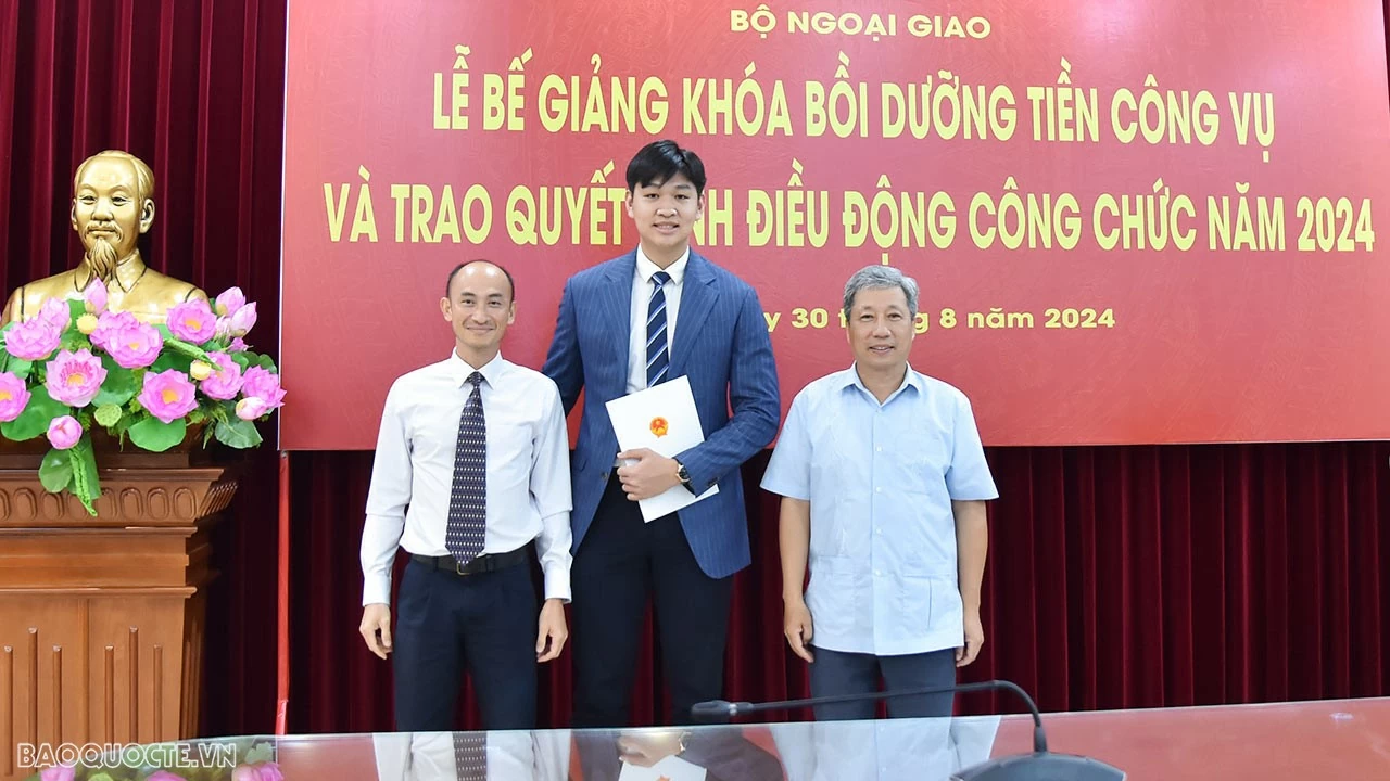 Trao quyết định điều động cán bộ về Vụ Chính sách đối ngoại. (Ảnh: Anh Sơn) Trao quyết định điều động cán bộ về Vụ Chính sách đối ngoại. (Ảnh: Anh Sơn)