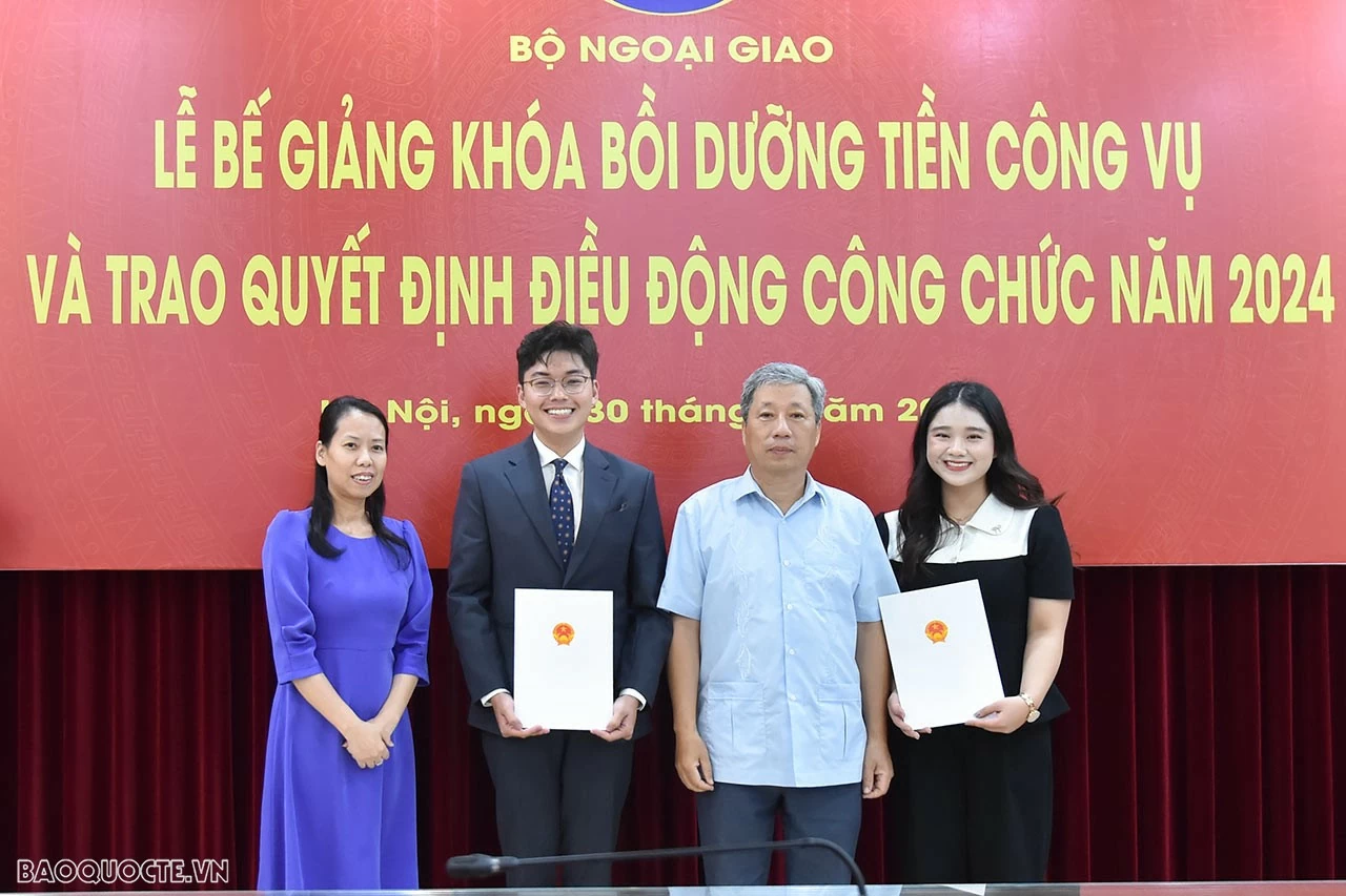 Trao quyết định điều động cán bộ về Vụ Hợp tác kinh tế đa phương. (Ảnh: Anh Sơn) Trao quyết định điều động cán bộ về Vụ Hợp tác kinh tế đa phương. (Ảnh: Anh Sơn)